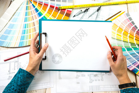 专业设计师建筑师女人拿着白皮书放置您的文字广告信息RAL颜色顶图片