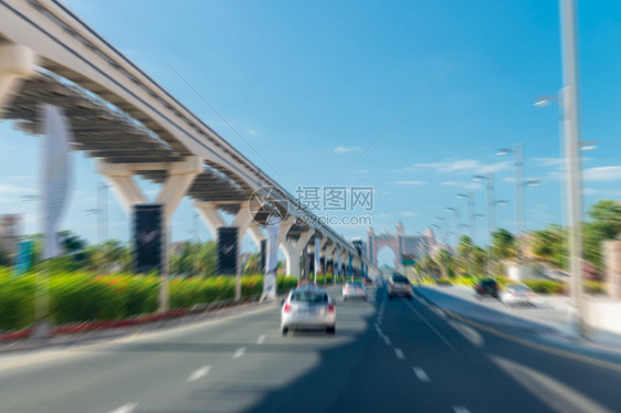 在迪拜的Jumeirah棕榈路上驾图片