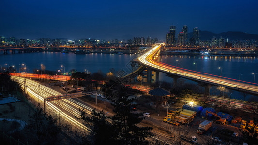 韩国首尔清潭大桥的高峰时间清潭大桥连接广池区和江南区在汉江部分结图片