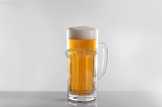 浅灰色背景中的啤酒杯图片