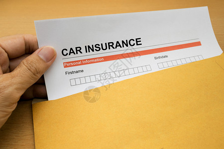 汽车名片素材棕色信封上的汽车保险申请表背景