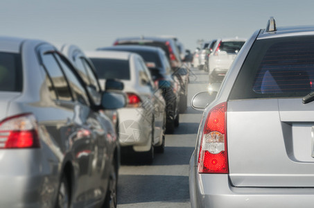 交通堵塞与一排汽车在高峰时速的高图片