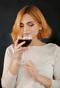 年青女子酒杯红酒图片