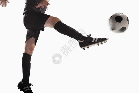 踢足球的运动员背景图片