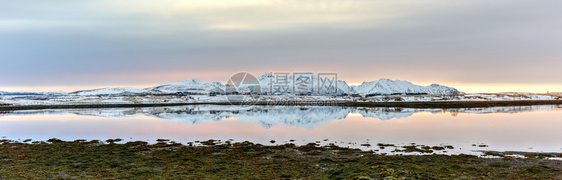冬季在挪威洛福滕群岛的韦斯特瓦戈伊岛图片