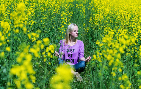 金发少女在草丛中冥想图片