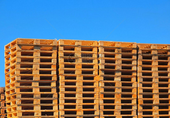新的木制欧元货箱储存在运输公司外面图片