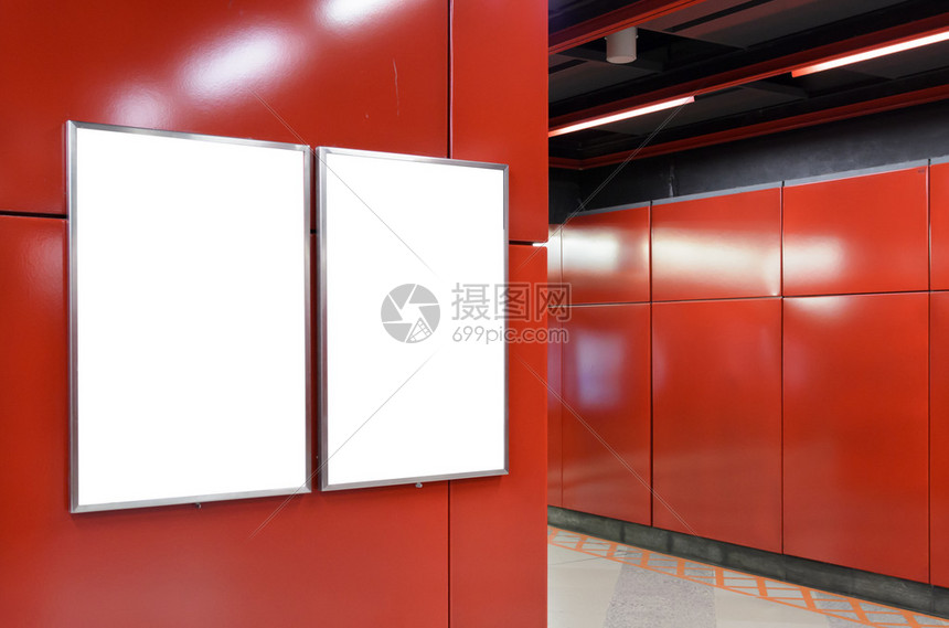 现代红墙上两个大型垂直肖像定图片