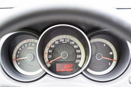 带里程表车速表转速表和燃油监视器的汽车经图片