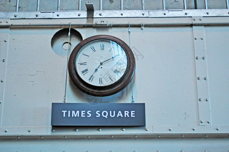 1934年至1963年最高安全联邦监狱餐厅入口上方墙上的时钟图片