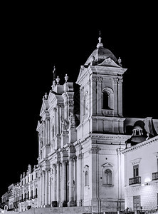 夜里的诺托西里大教堂图片
