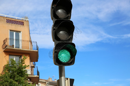 关闭交通灯上的绿色照明图片