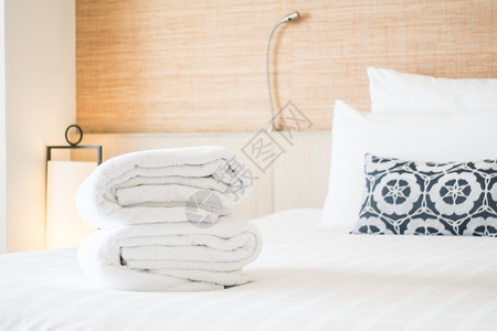 浴巾用毛巾洗澡在卧室图片