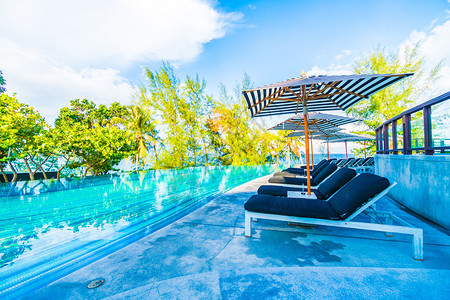 酒店度假村内美丽的豪华室外游泳池图片