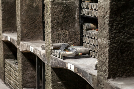 石架有昂贵的古代葡萄图片素材