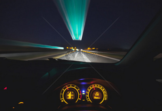 夜间在超速汽车仪表板和高速公图片