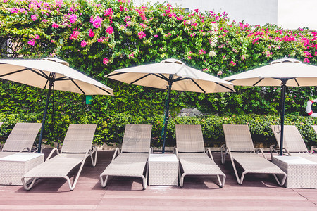 在旅馆度假胜地配有雨伞和椅子的美丽豪华户外游泳池图片