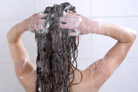 年轻女子用洗发水洗头图片