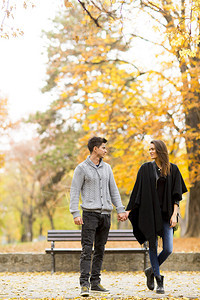 走在秋天公园的恩爱的夫妇图片