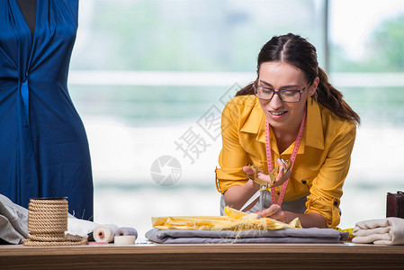 做新衣服的女裁缝图片