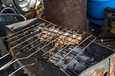 干鱿鱼在泰国用木炭烤图片