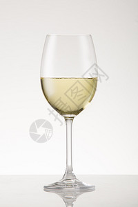 白葡萄酒杯配白葡萄酒品种图片