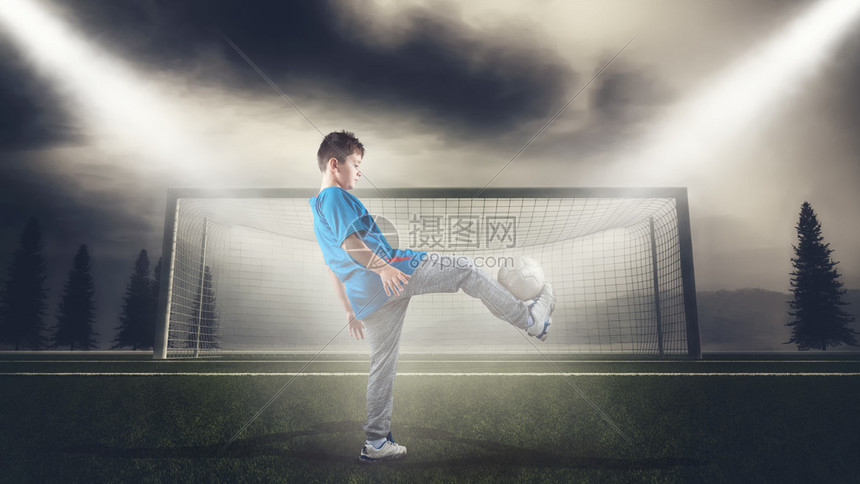 掌控球场，随时随地：手机足球直播指南，为球迷必备