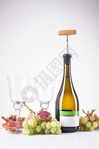 一瓶白葡萄酒和一个装酒的开瓶器图片
