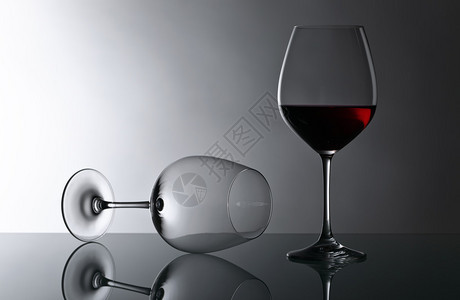 一杯红葡萄酒在图片
