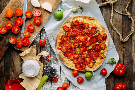 樱桃番茄木火披萨自制马格赫丽塔披萨配有混合蔬菜的披萨背景图片