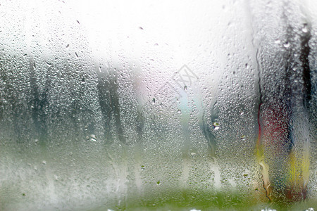 秋天雨中透明汽车玻璃图片