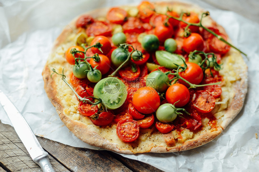 樱桃番茄木火披萨自制马格赫丽塔披萨配有混合蔬菜的披萨图片