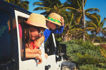 家庭驾驶汽车在热带海滩上驾车图片