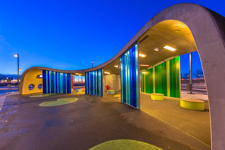 蓝色时段的现代设计公交车站是格罗宁根图片