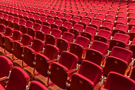 会议室里有一排红色的剧院椅图片