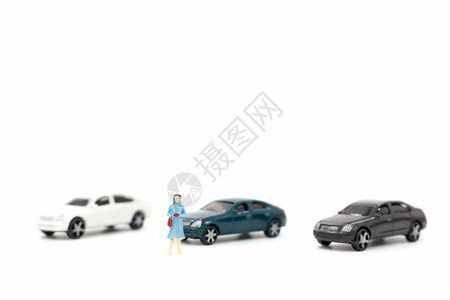 白色背景的妇女和汽车的微型数字以白色图片