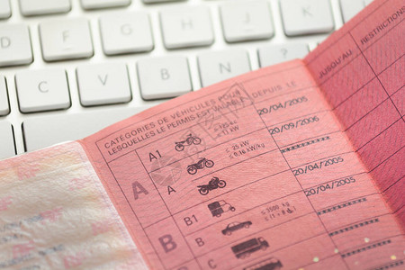 无驾驶证在法国驾驶执照和白色键盘里面背景