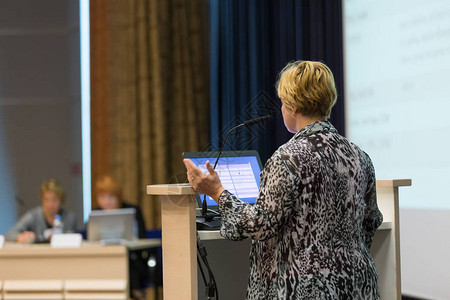 穿着随意的女演讲者在科学会议上发表演讲会议厅的观众商图片