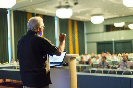 穿着随意的高级教授在科学会议上发表演讲会议厅的观众研究专图片