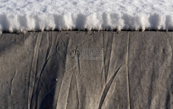 车上满是灰色帐篷的雪图片