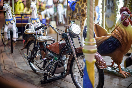 假日公园里的古法式旋转木马在传统的游乐场老式旋转木马上骑自行车与马图片