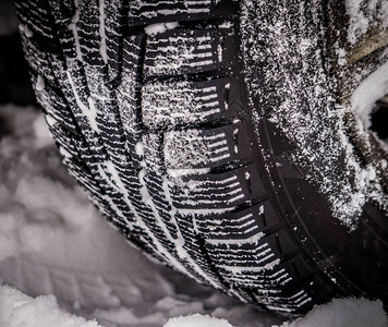 汽车的冬季轮胎在寒冷季节图片