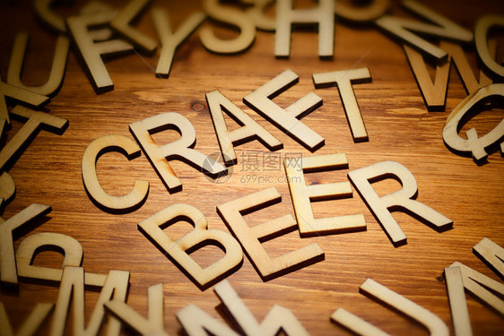 深色木质背景上的文字工艺啤酒手写图片