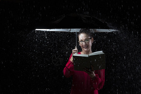 穿红裙子的漂亮女人在雨图片