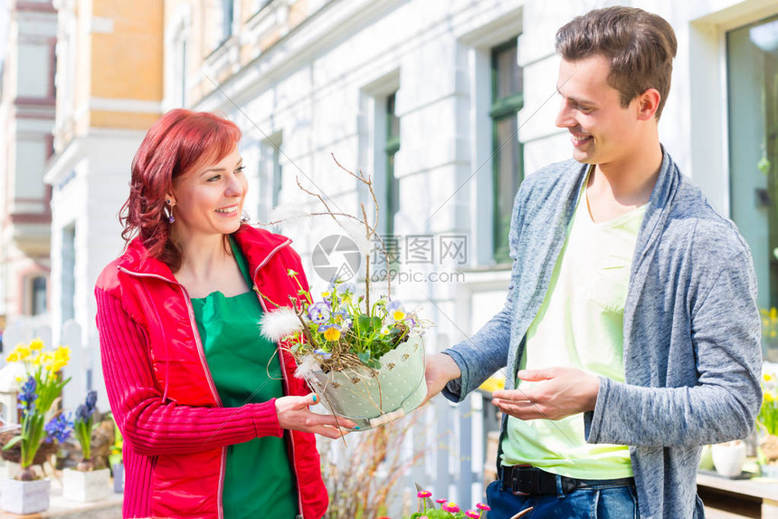 花店门前的卖花男子植高清图片下载正版图片507567353摄图网