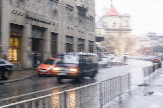 汽车在雨中在街上行驶焦点模糊图片