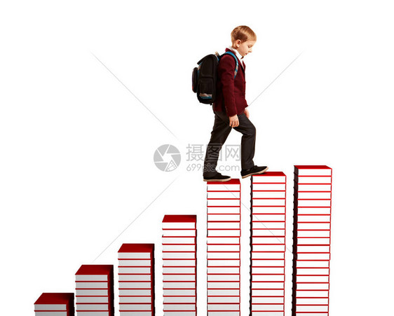 教育概念一个男孩爬上书的楼梯图片