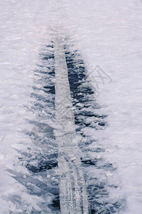 有路边划分stri的解冻的雪路图片