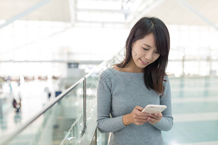 在机场看手机的女人图片