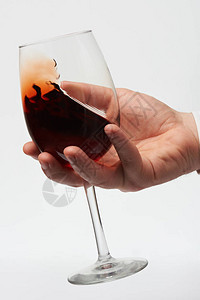 检查带茎的玻璃杯中的红酒在玻璃杯中图片